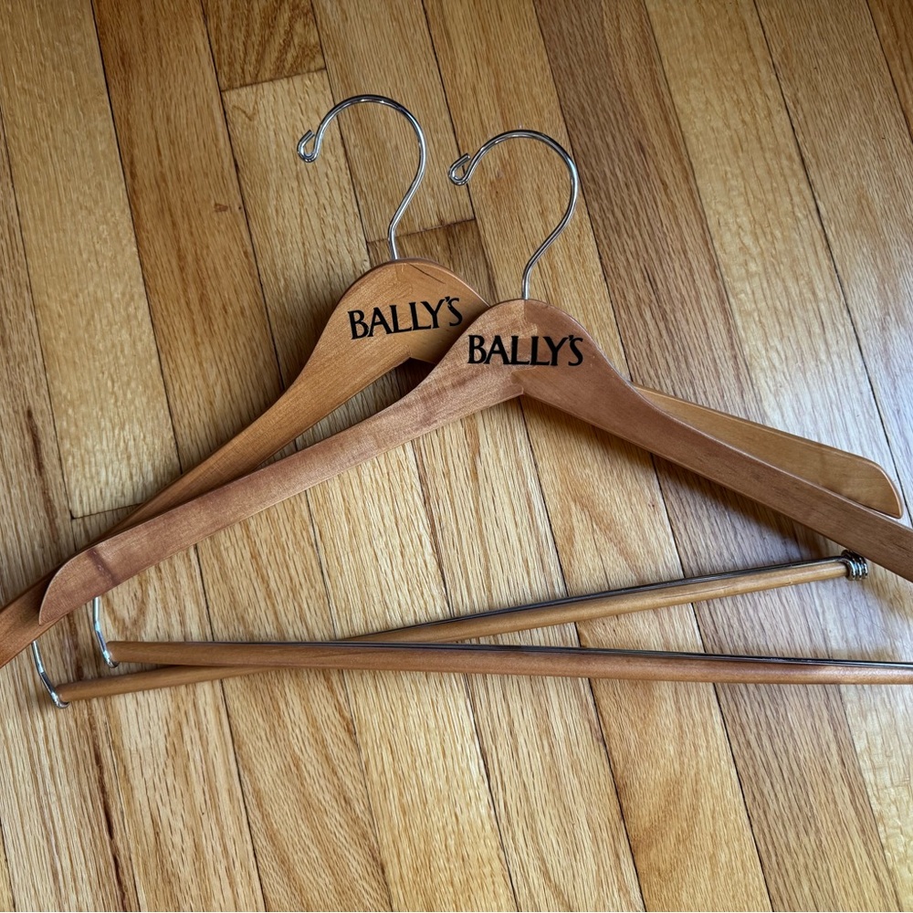 Bally's Wooden Hangers Set